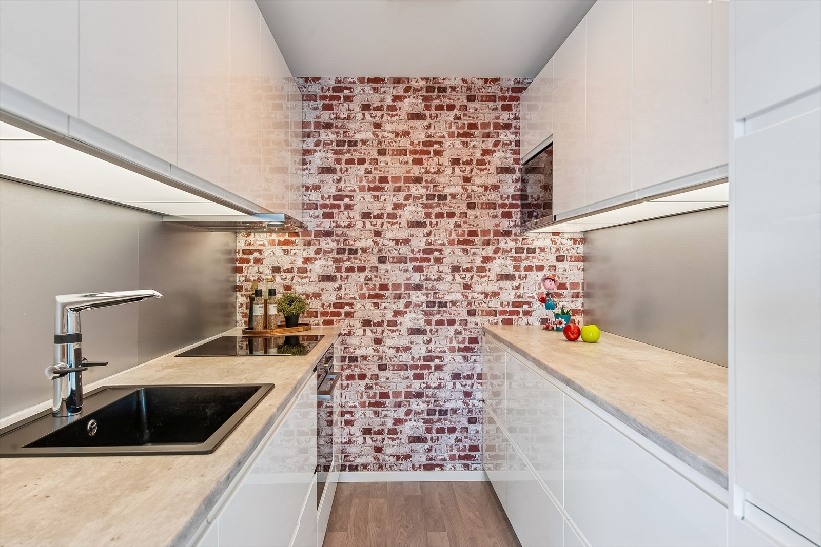 Kjøkkenet ble modernisert i 2019 og har en smart, arealeffektiv utforming. Galleribilde