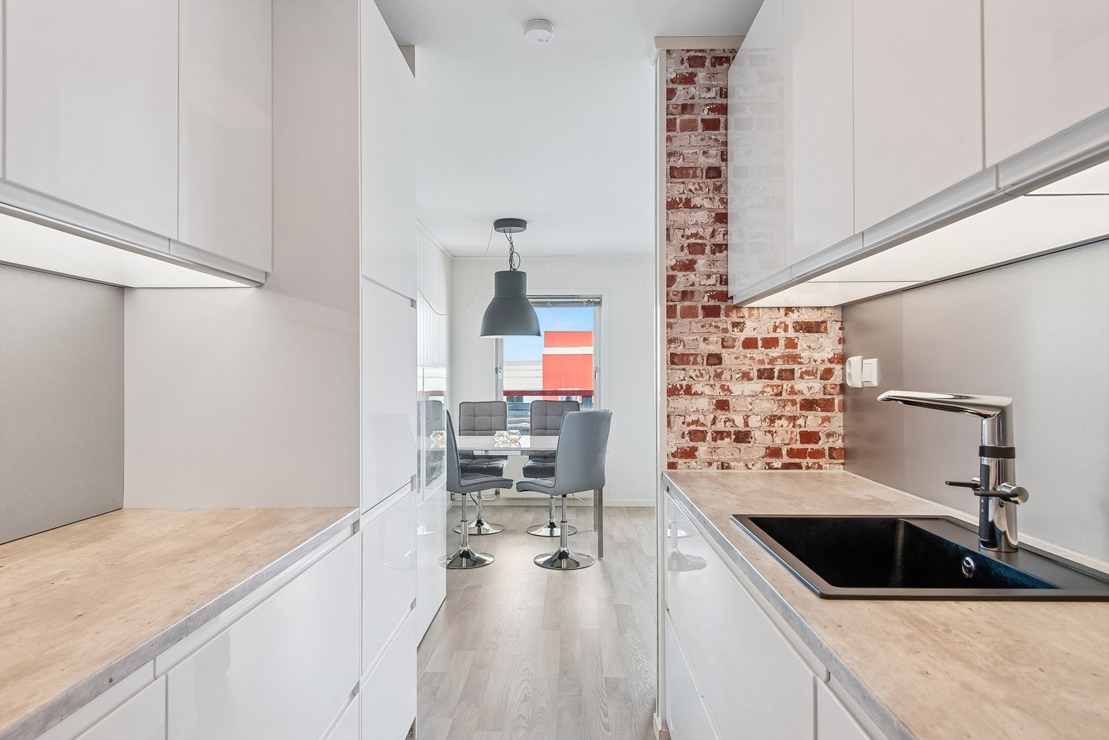 Kjøkkenet har en stilren innredning fra Ikea med slette fronter og laminatbenkeplate. Galleribilde