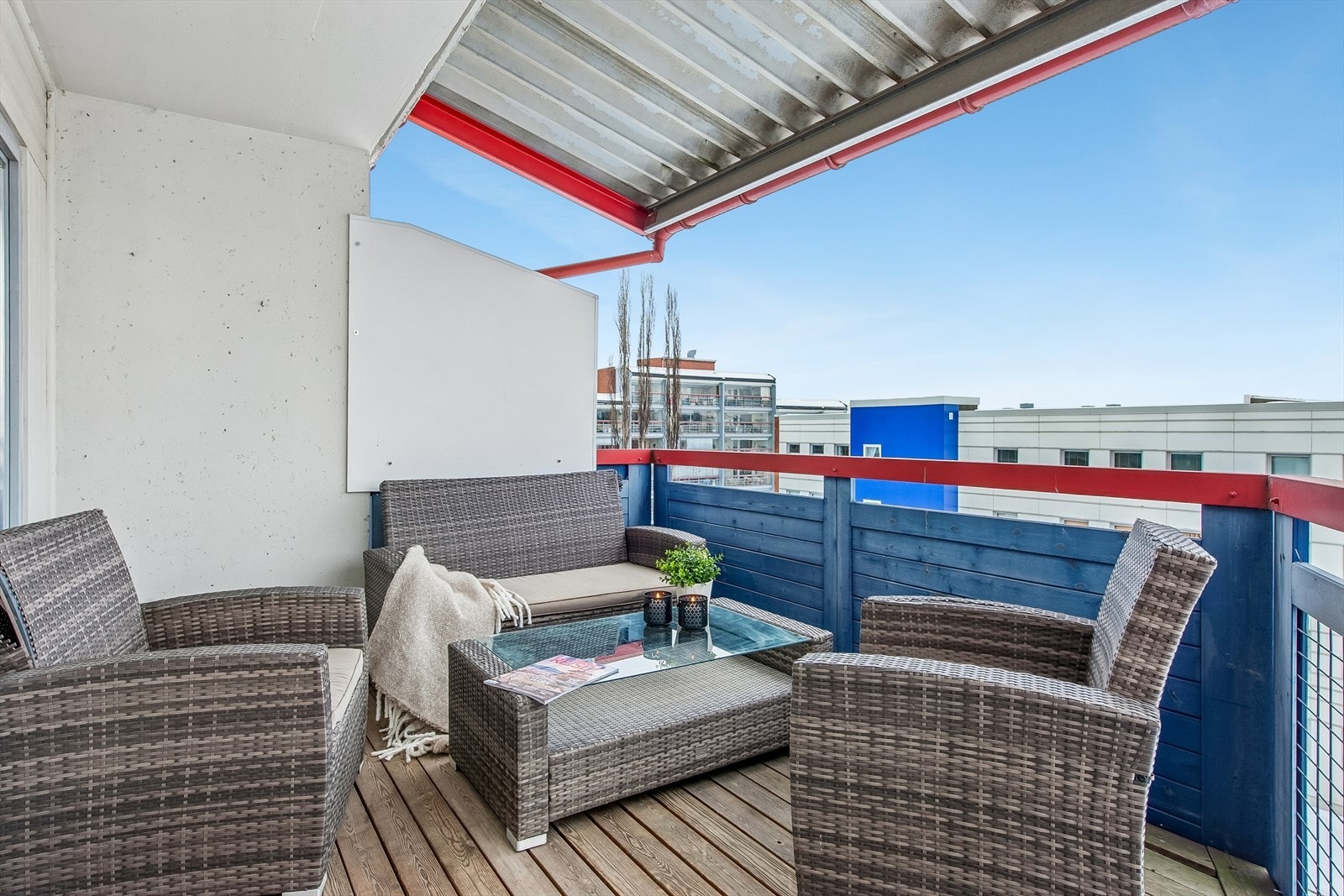 Balkongen har spaltegulv i treverk og god plass til en sittegruppe. Galleribilde