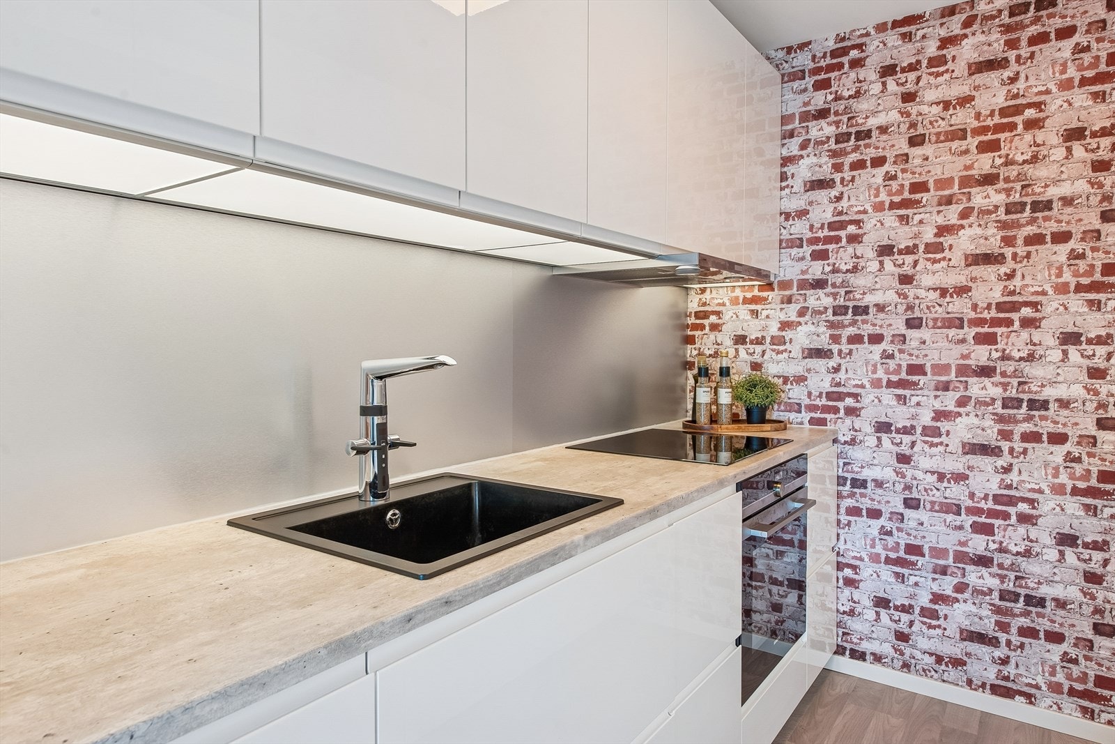 Alle hvitevarer er integrerte, inkludert platetopp, komfyr og oppvaskmaskin. Galleribilde