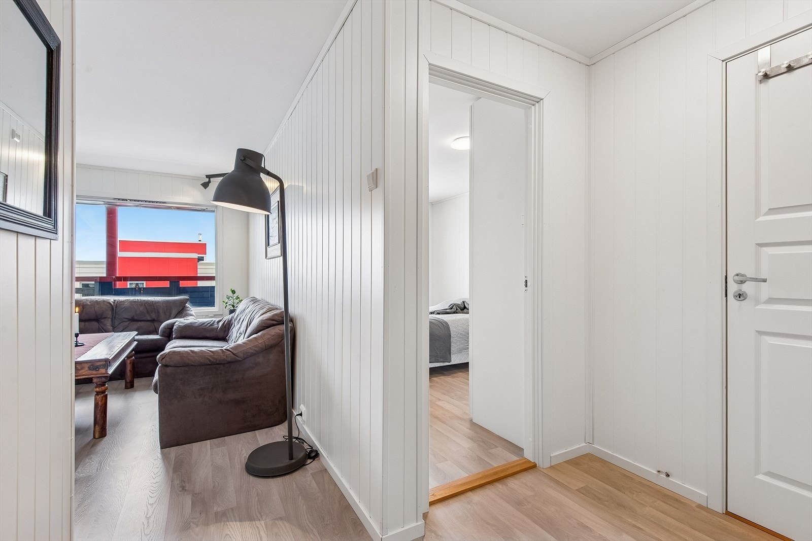 Fra gangen er det tilgang til leilighetens soverom og bad. Galleribilde