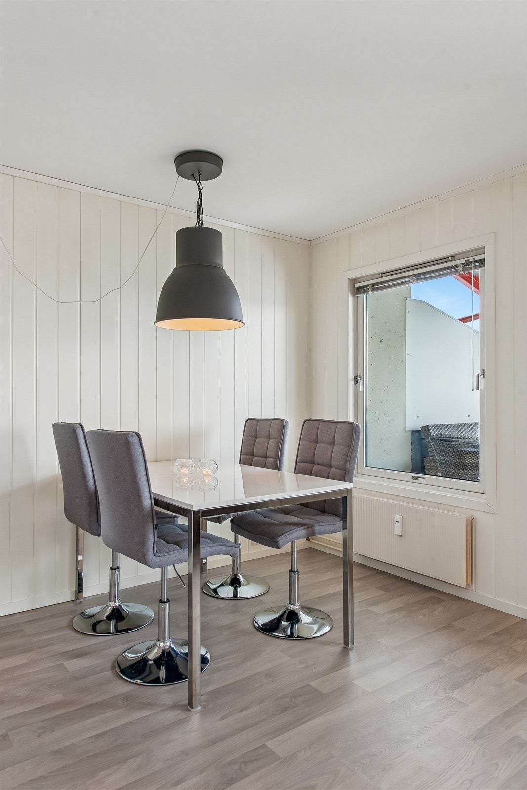 Oppvarming via vannbårne radiatorer sikrer et behagelig inneklima i oppholdsrommene. Galleribilde