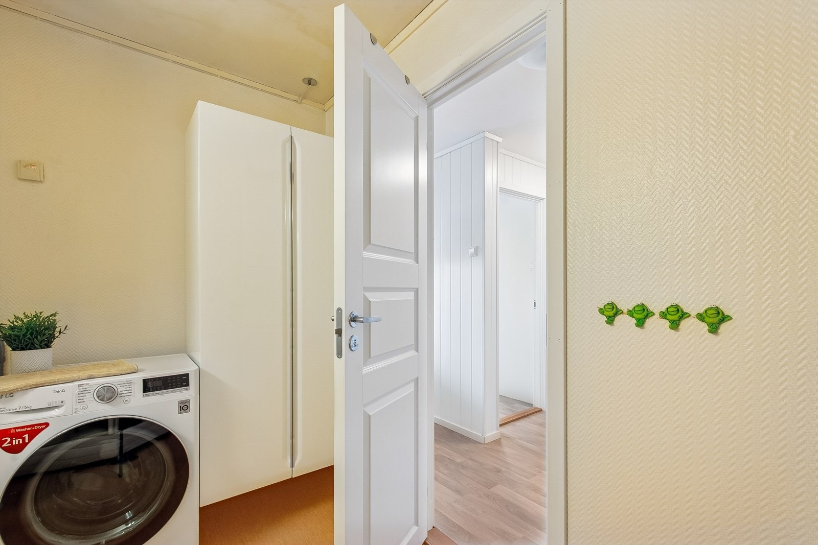 Rommet har mekanisk avtrekk, og oppvarming skjer via en elektrisk stråleovn. Galleribilde