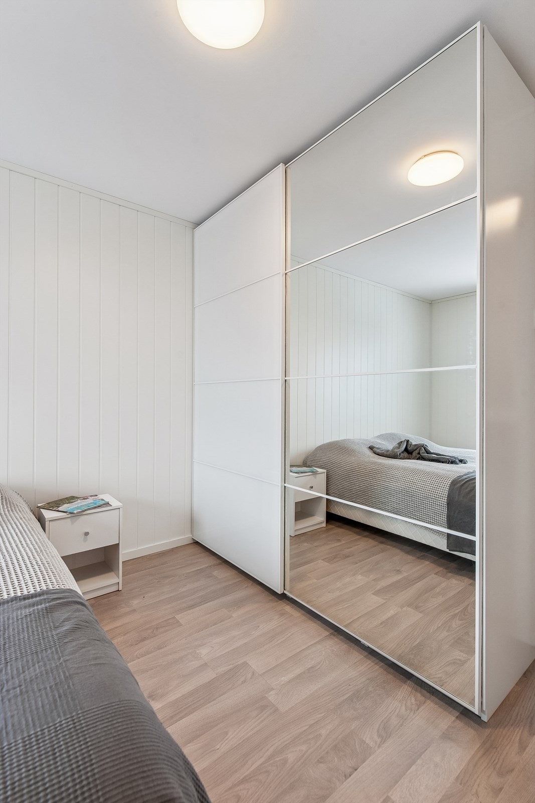 En stor garderobeløsning med speilfronter gir rikelig med oppbevaring og en god romfølelse. Galleribilde