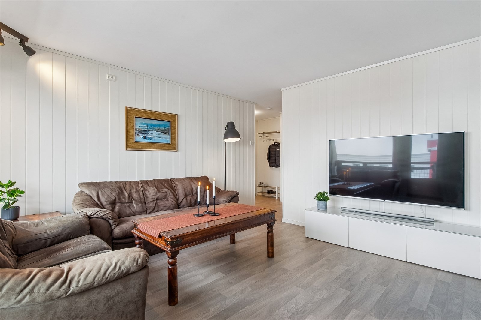 Rommet er enkelt å møblere med plass til en komfortabel sofagruppe. Galleribilde