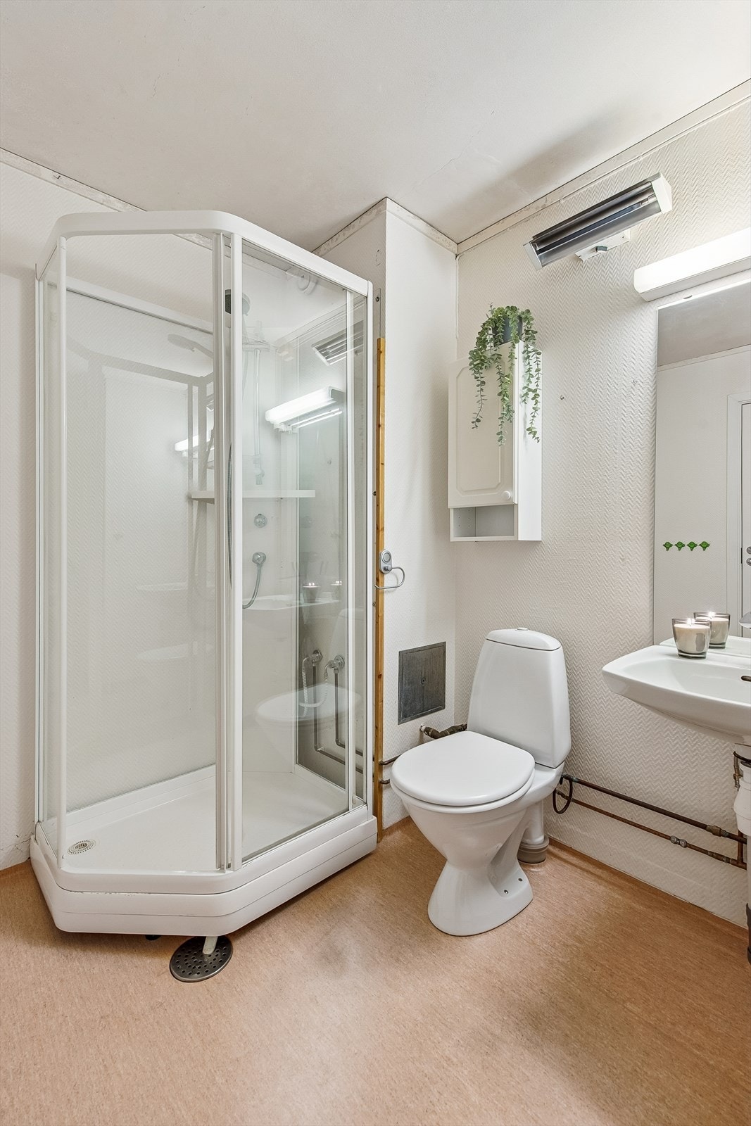 Et dusjkabinett med integrert batteri forenkler renholdet. Galleribilde