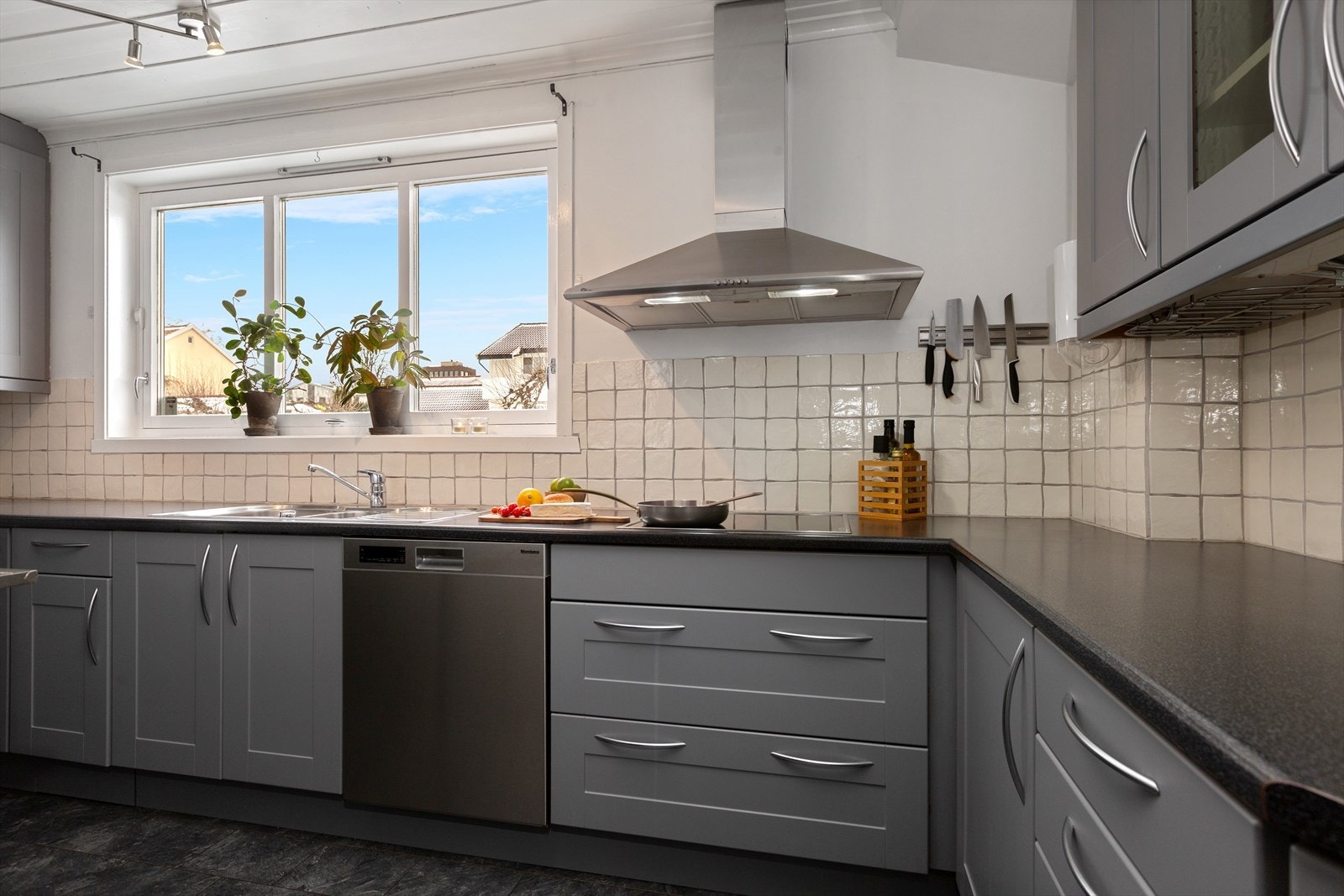 Flott gråtonet kjøkkeninnredning Galleribilde