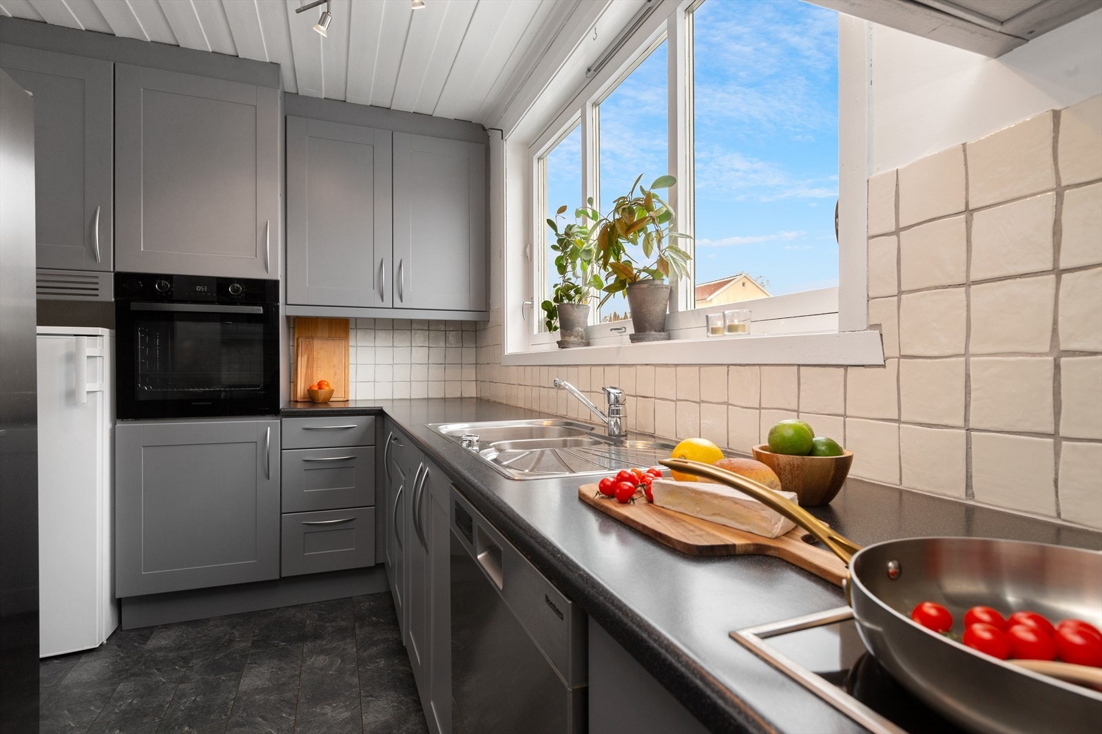 Integrert stekeovn og koketopp- øvrige hvitevarer på kjøkken medfølger også Galleribilde