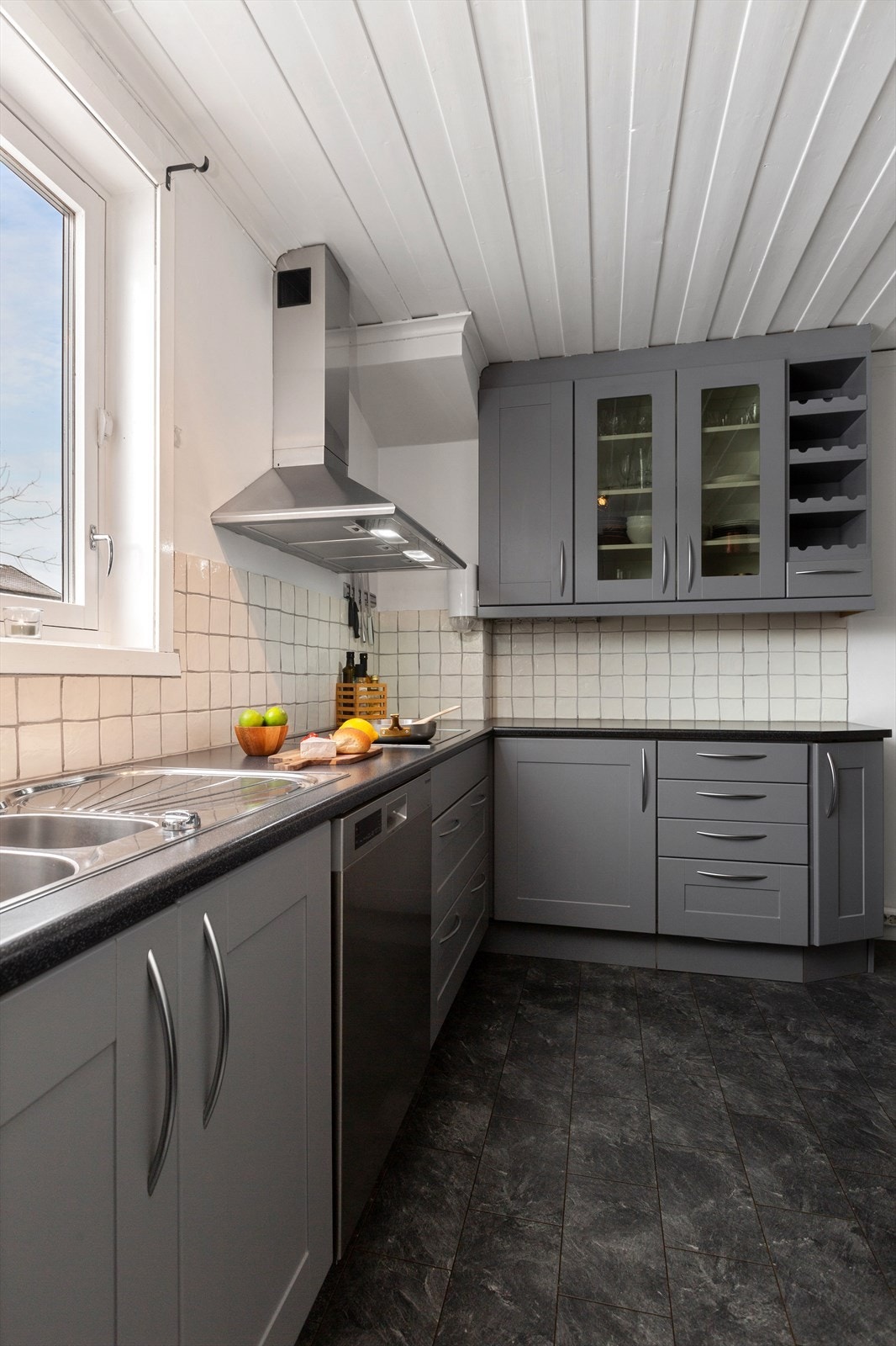 Det er lagt fliser mellom benk og overskap Galleribilde