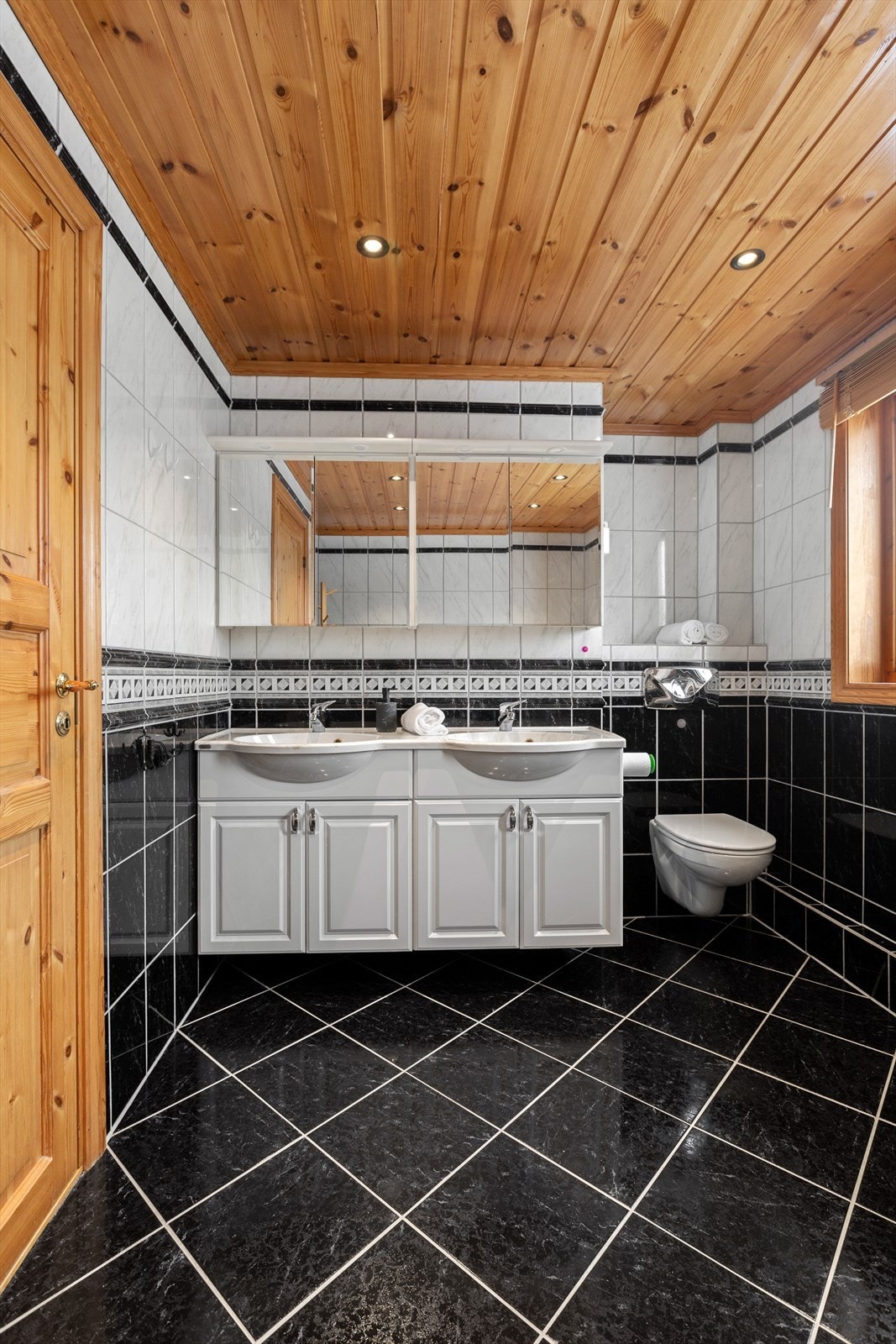 Baderomsinnredning med dobbel vask og speilskap med overlys Galleribilde