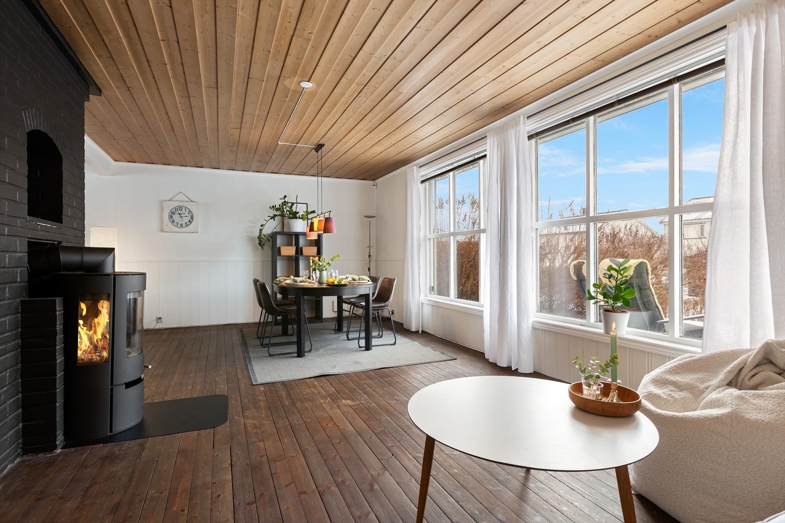 Stor vinkelstue med gode soner- legg merke til de store vindusflatene som gir godt med dagslys i stuen Galleribilde