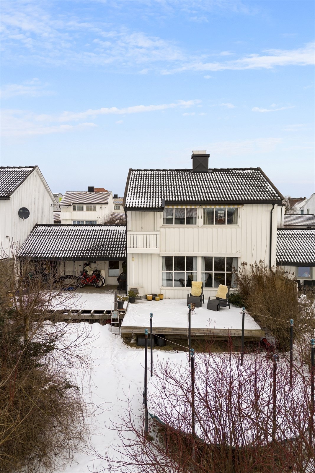 Enebolig med veranda og hage Galleribilde