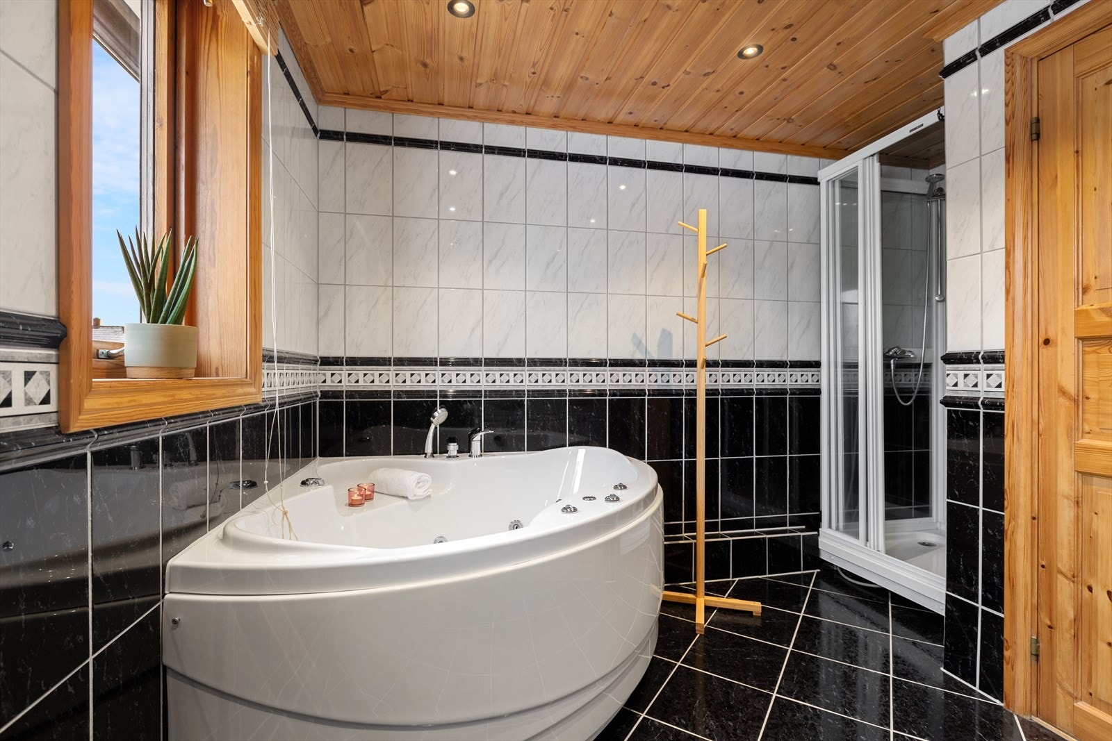 Installert både dusjkabinett og boblebadekar Galleribilde