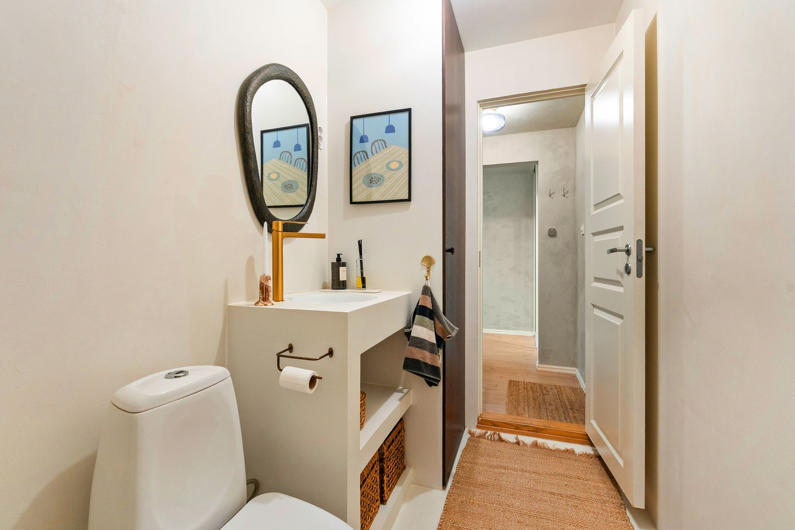 Badet fremstår som elegant og stilrent, og ble overflateoppusset i 2025 med mikrosement på vegger og gulv. Galleribilde