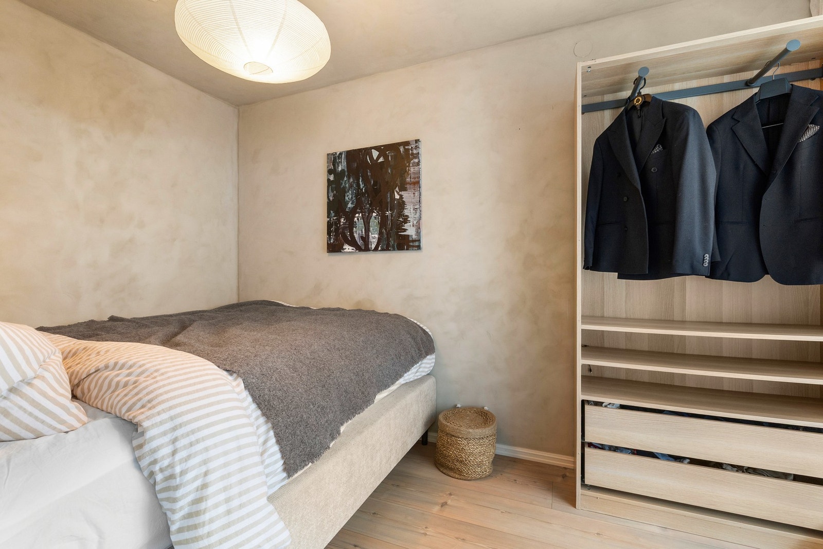 Soverommet fremstår som romslig og innbydende, med god plass til seng og garderobeskap. Galleribilde