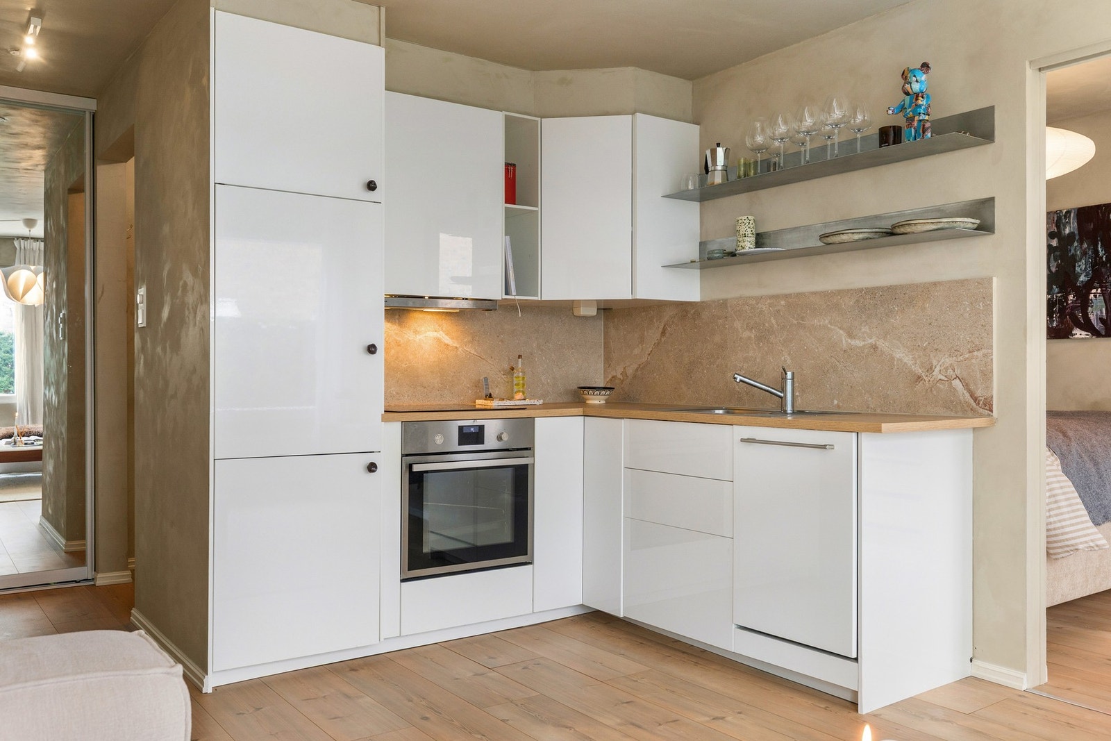 Kjøkkenet fremstår moderne og stilrent, med integrerte hvitevarer og god utnyttelse av plassen. Galleribilde