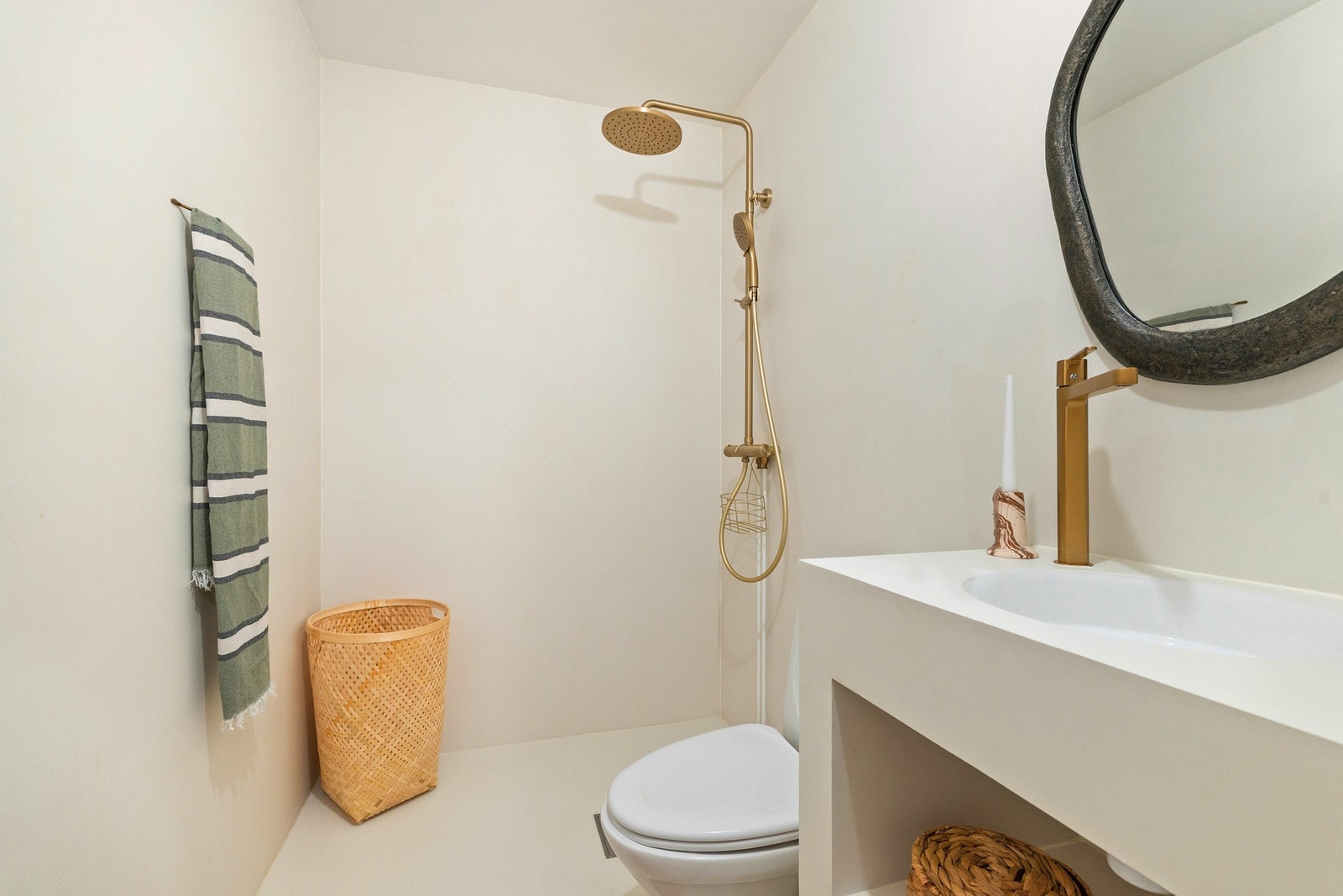 Videre er badet utstyrt med toalett og dusjhjørne med både regnfallsdusj og håndholdt dusj. Galleribilde