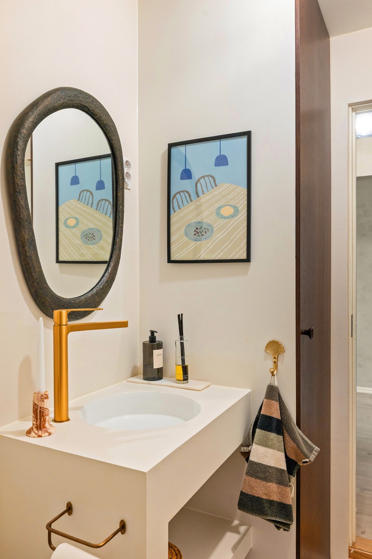 Badet har baderomsinnredning med nedfelt servant og praktiske hyller under vask, samt vegghengt speil. Galleribilde