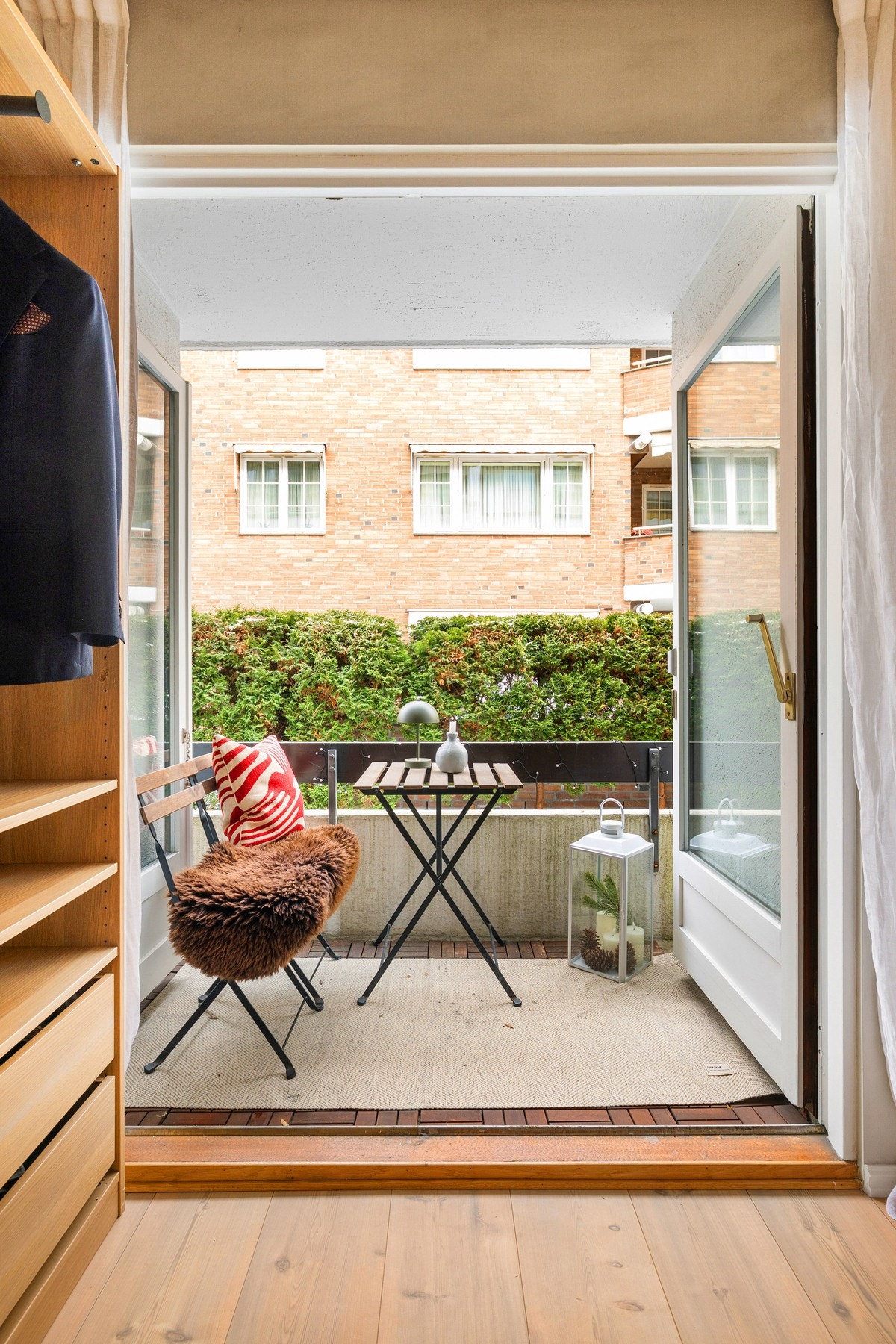 Doble balkongdører bidrar til en åpen, luftig og harmonisk romfølelse. Galleribilde