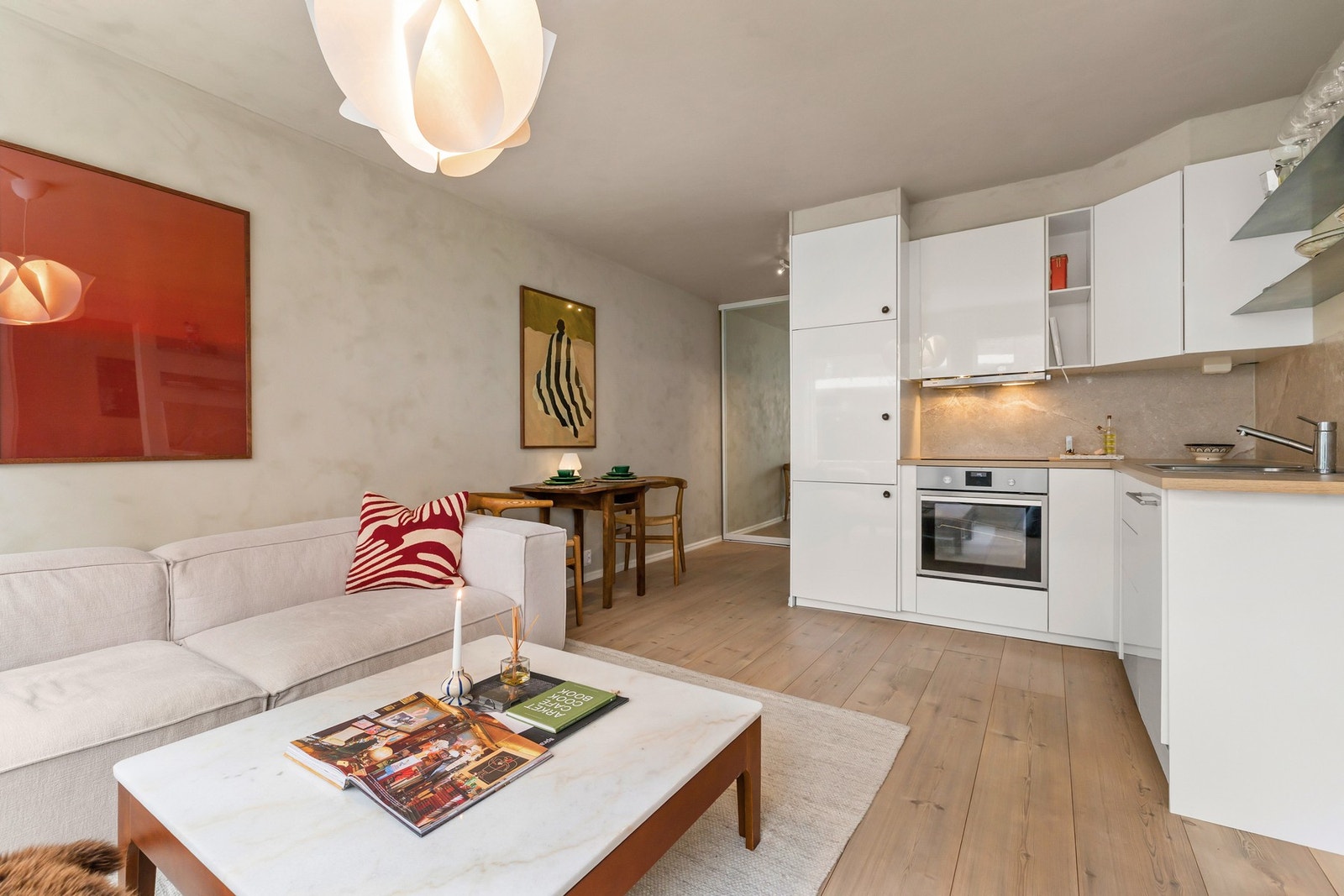 Stuen har god plass til sofagruppe med tilhørende stuebord og TV-benk, i tillegg til spisebord. Galleribilde