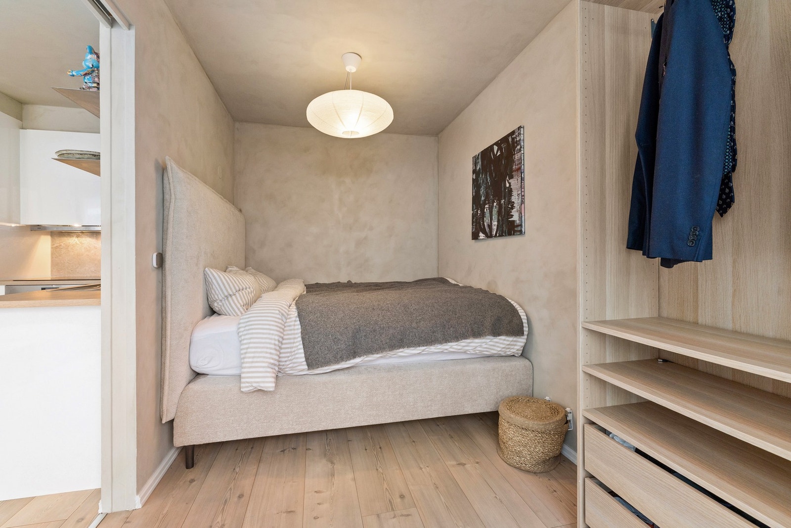 Soverommet har samme utførelse som resten av boligen med gjennomgående laminat på gulv og elegante vegger med etterligning av mikrosement, noe som gir et helhetlig og stilrent uttrykk. Galleribilde