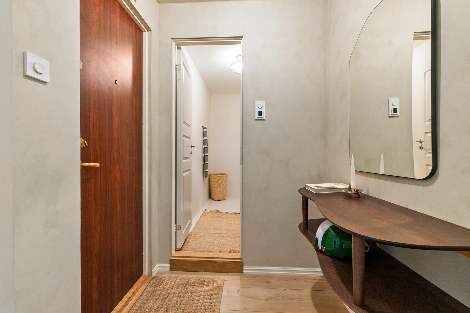 Boligens gjennomførte og stilrene uttrykk kommer tydelig frem allerede i entréen. Galleribilde