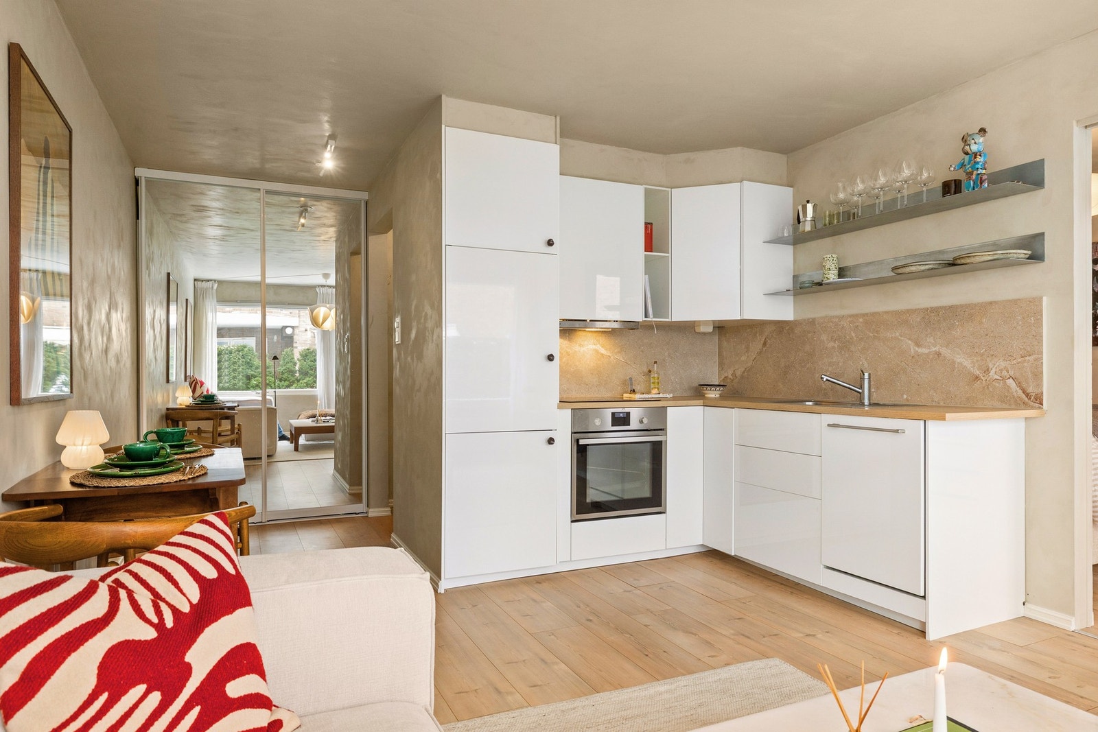 Innbydende stue av god størrelse med åpen løsning mot kjøkkenet, noe som skaper en sosial og funksjonell planløsning. Galleribilde