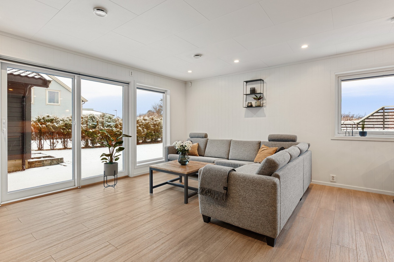 Stue med store vindusflater mot sør og vest Galleribilde