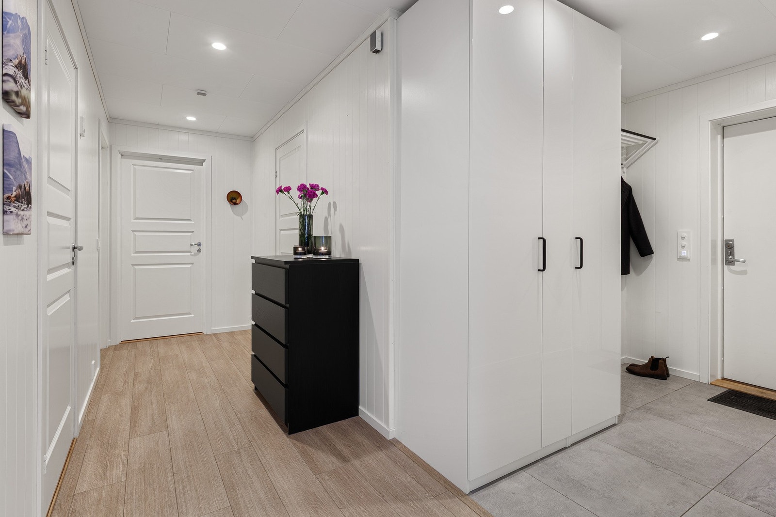 Romslig gang og entré. Vannbestandig klickvinyl på gulv gang og fliser i entré. Varmekabler i gulvet. Galleribilde