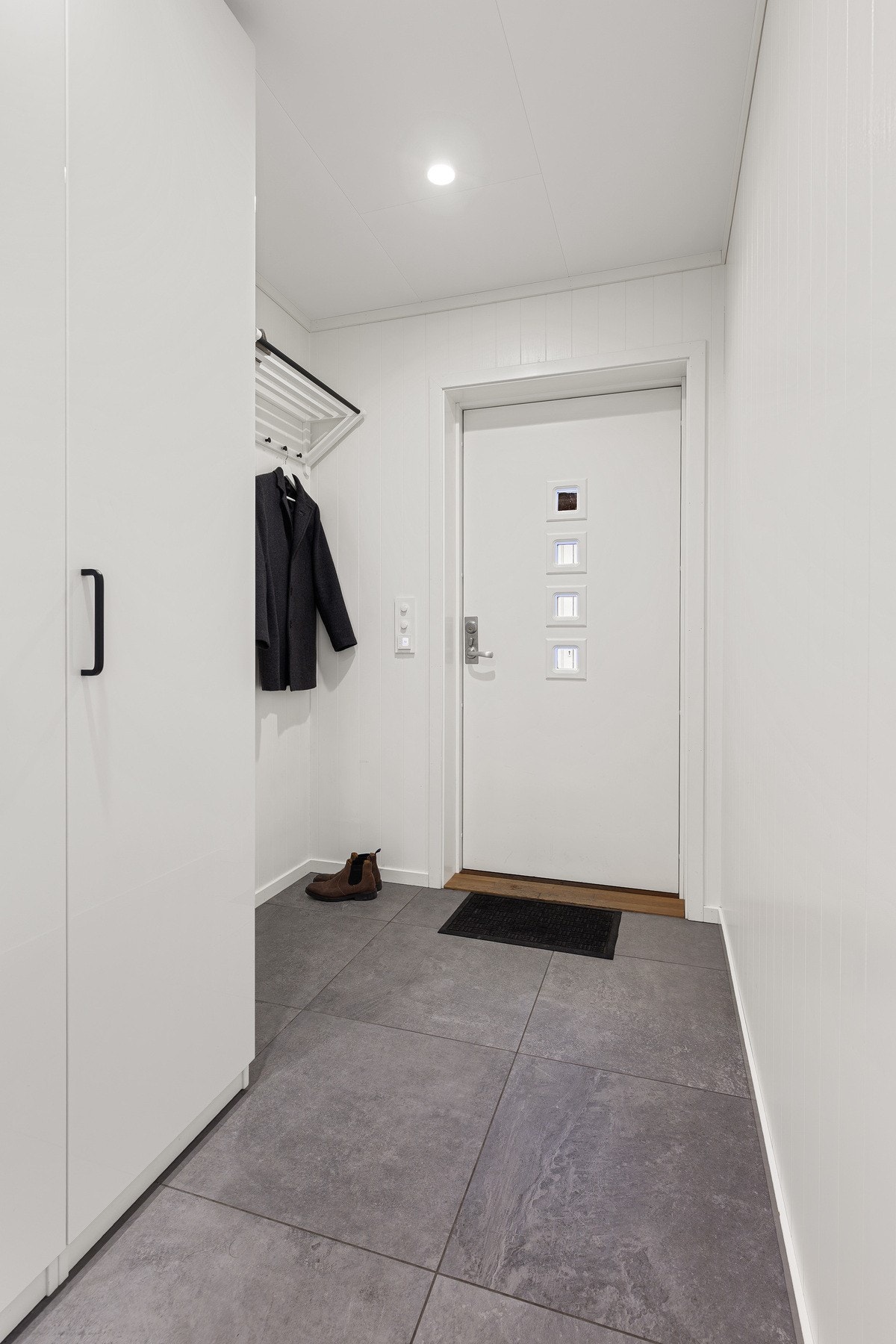 Entré med fliser på gulv og varmekabler. Galleribilde