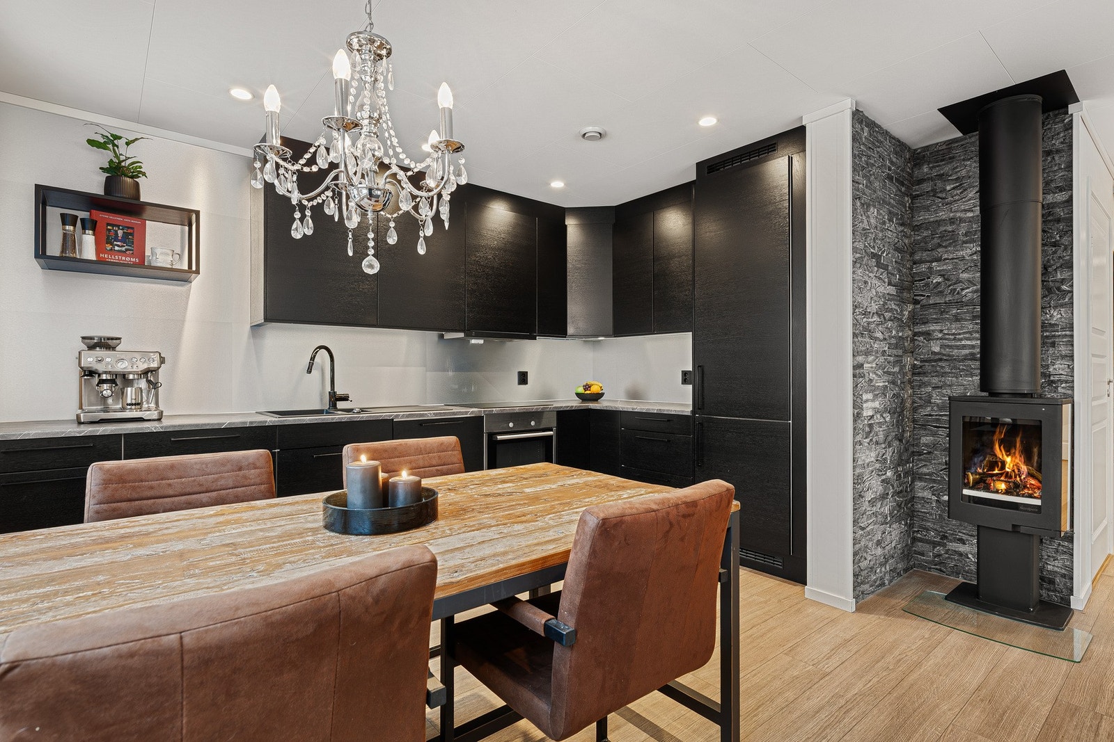 Kjøkken med god plass til spisebordsgruppe Galleribilde