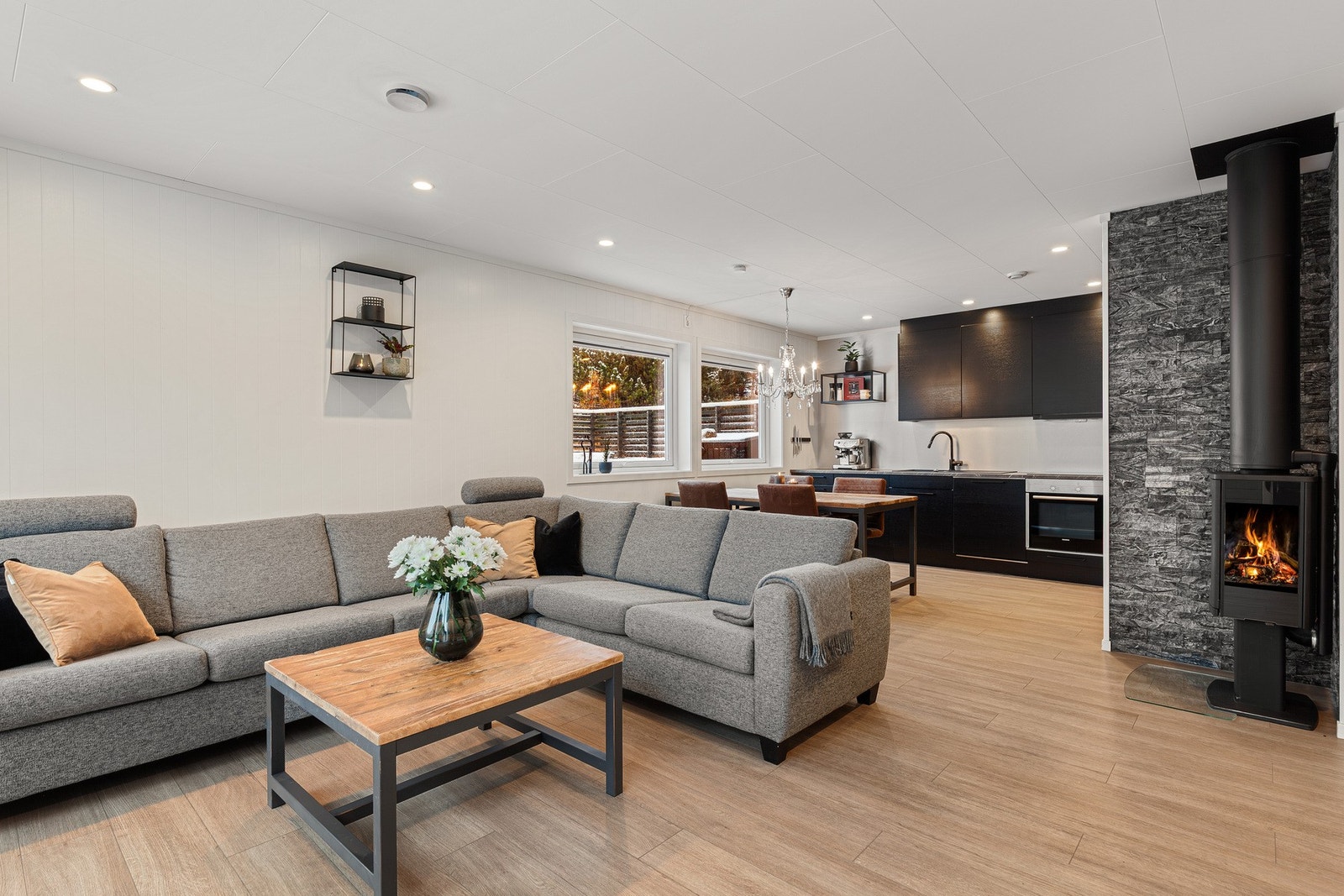 Stue med åpen kjøkkenløsning Galleribilde