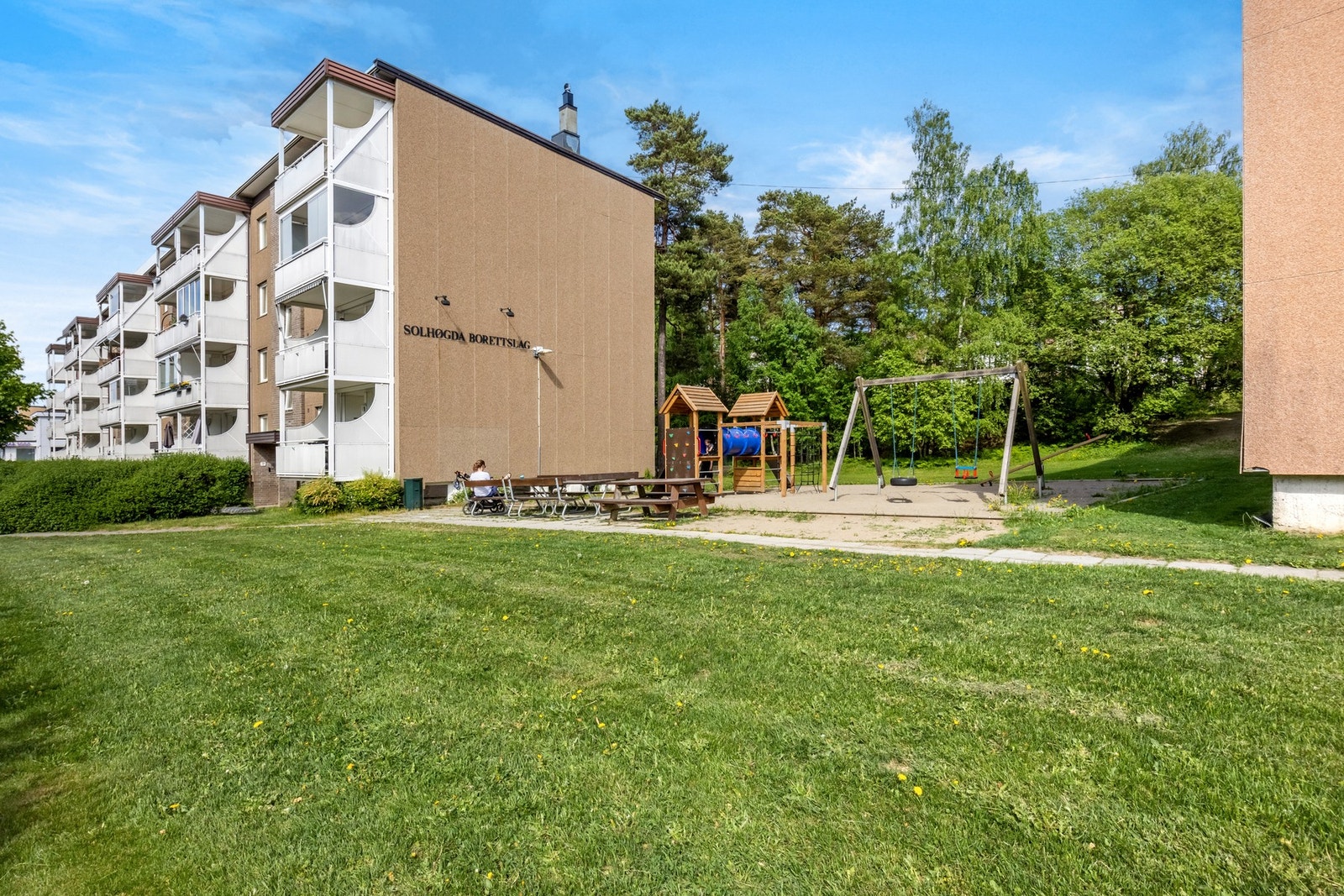 Uteområdet i borettslaget ble fornyet i 2022, opparbeidet med grøntarealer, asfalterte internveier og lekeplass til glede for de minste. Galleribilde