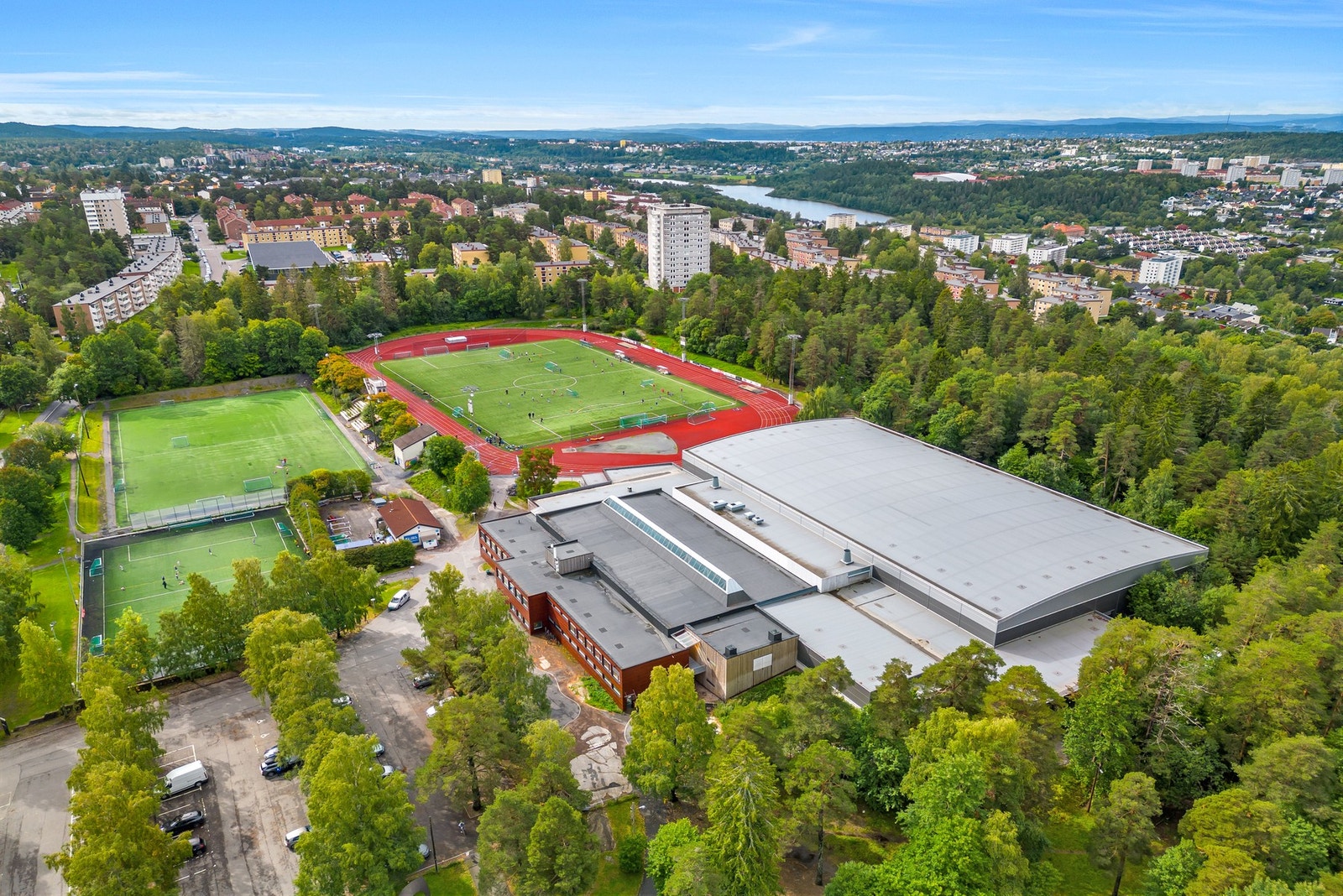 Det er også flotte idrettsanlegg i nærområdet, med bl.a. fotballbane og løpebane på Trasop, samt Oppsal arena. Galleribilde