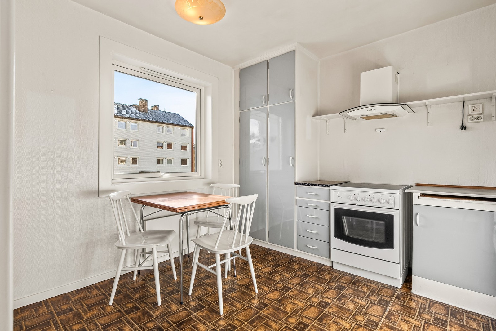 Kjøkkenet ligger i eget rom og har en sjarmerende, original innredning fra ca. 1960. Galleribilde