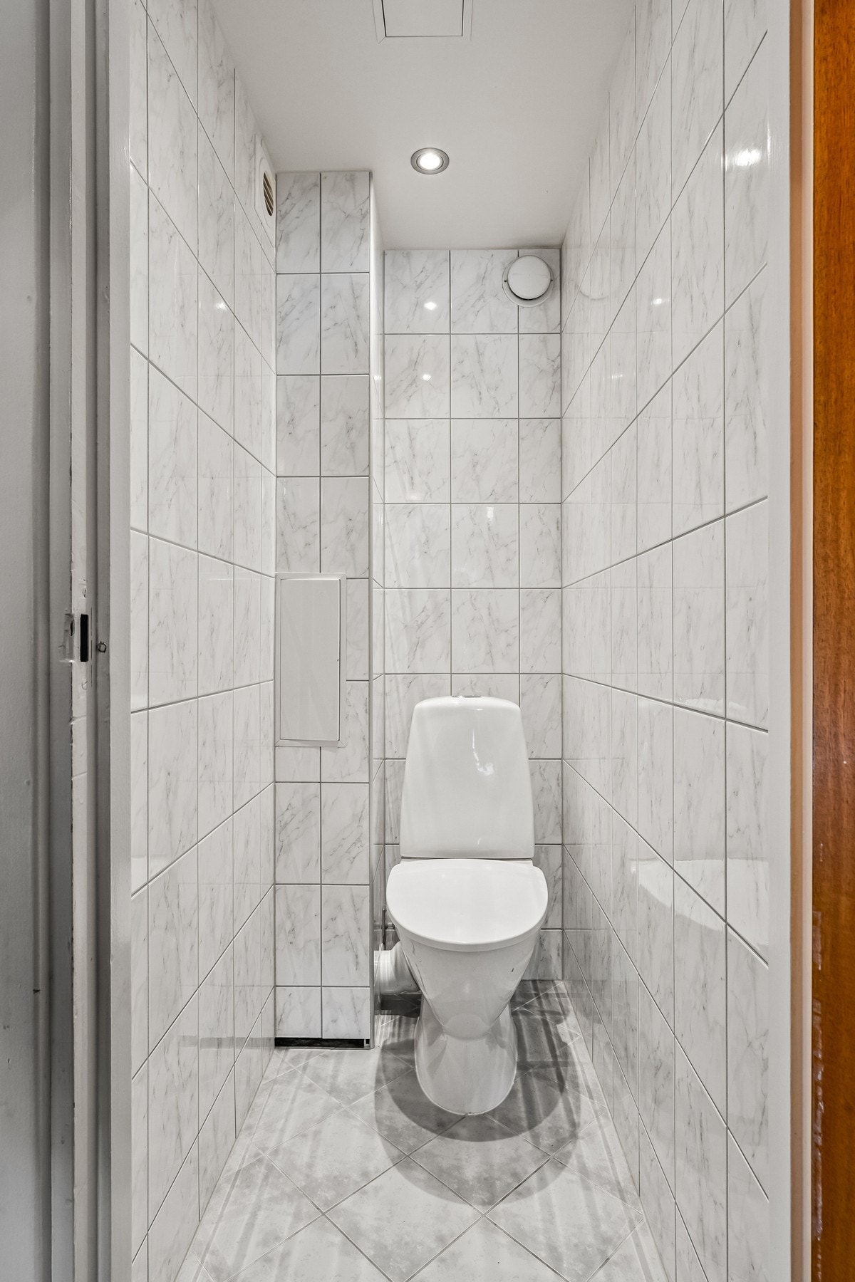 Toalettrommet ligger vegg-i-vegg og er innredet med toalett. Galleribilde