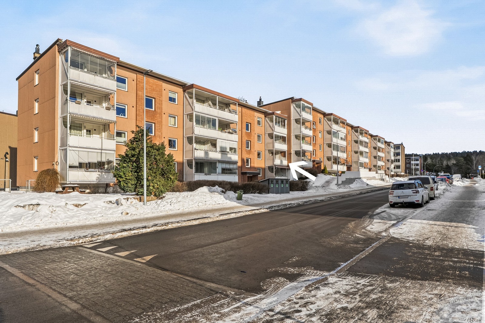 Leiligheten ligger fint plassert i byggets andre etasje. Boligen har en meget sentral beliggenhet i et attraktivt og barnevennlig boligområde på Oppsal. Galleribilde