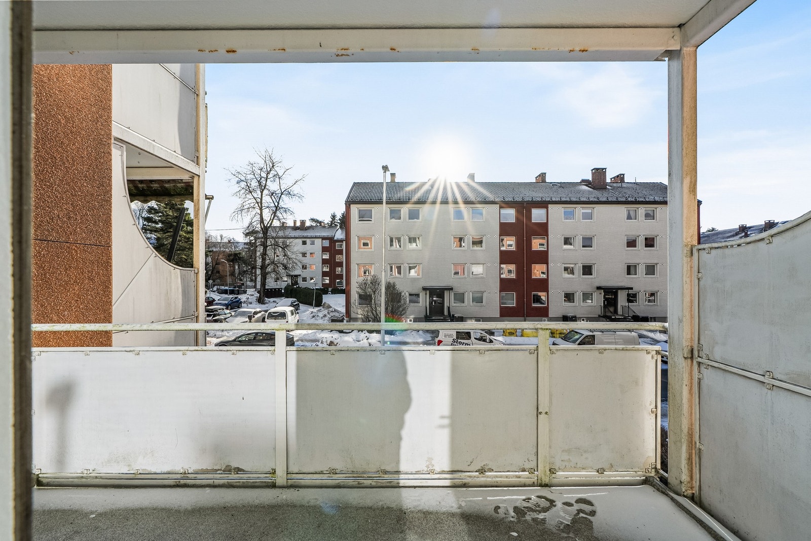 Fra stuen er det utgang til en solrik, sydvendt balkong på ca. 8 kvm. Her er det god plass til å innrede med diverse møblement. Galleribilde