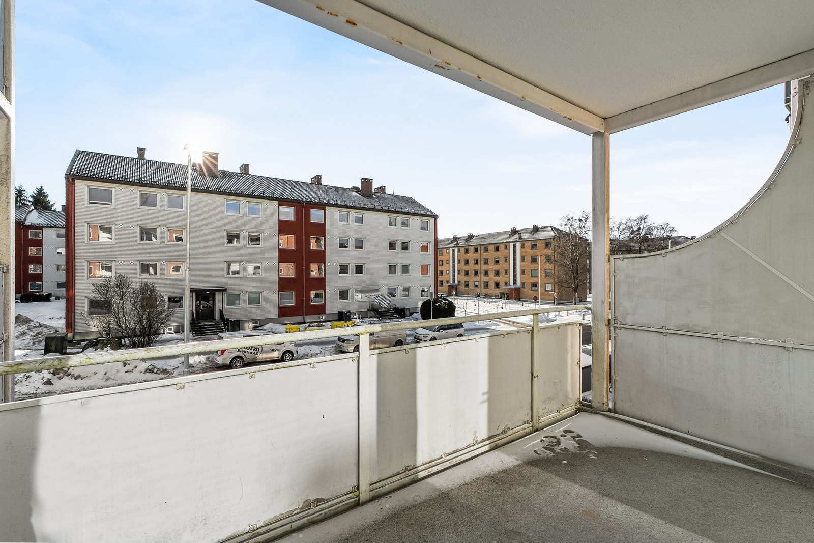 Den sydvendte beliggenheten sørger for fine solforhold på balkongen. Det er tillatt å grille med gass- og elektrisk grill på balkongene. Galleribilde