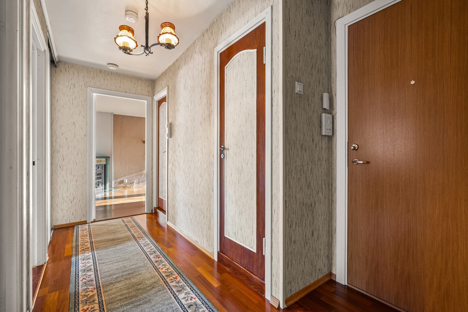 Ekstra lagringplass finnes i tre boder i kjelleren på til sammen ca. 9 kvm. Galleribilde