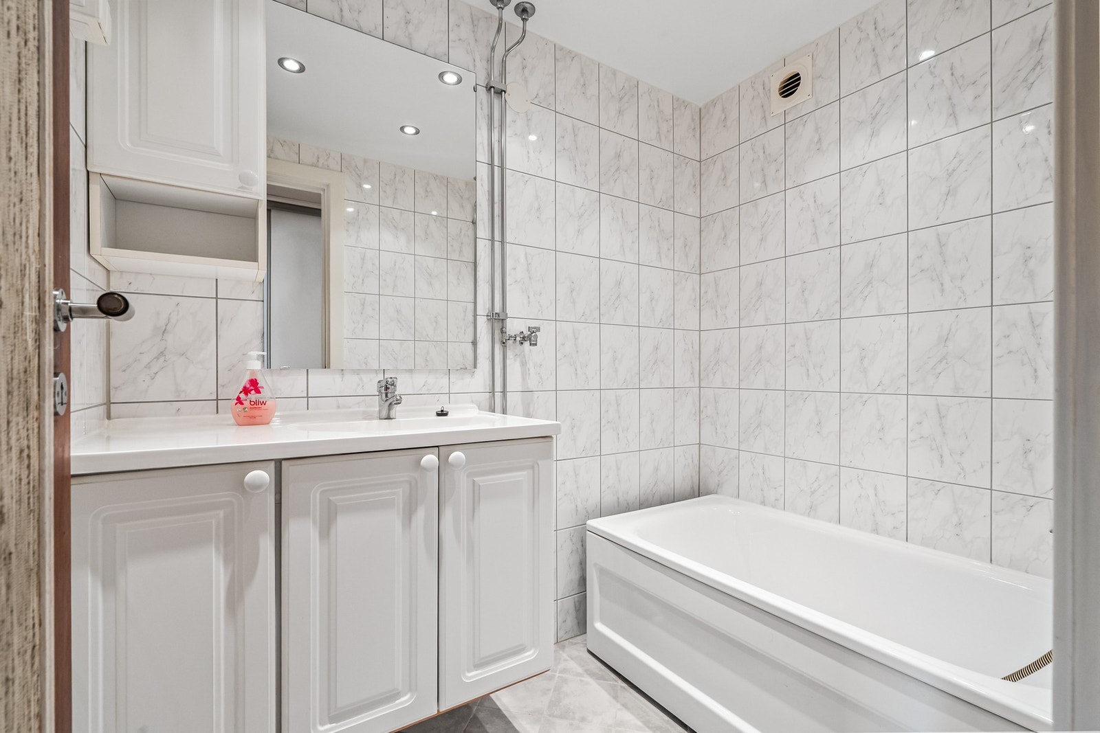 Leiligheten har et bad og et separat toalettrom. Rommene ble rehabilitert i regi av borettslaget i 2008. Galleribilde