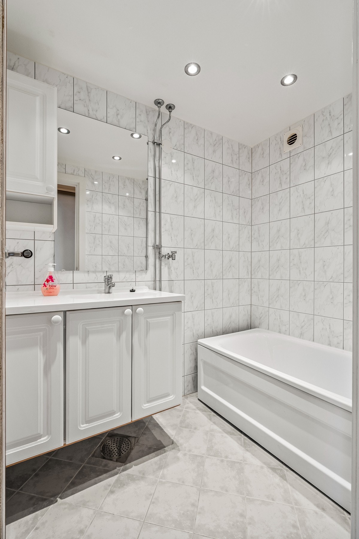 Badet er innredet med badekar og dusjgarnityr, og det er ellers gulvvarme og opplegg for vaskemaskin. Galleribilde