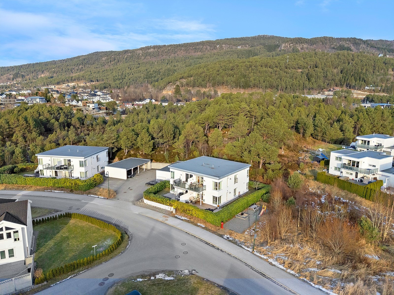 Leiligheten disponerer også en egen parkeringsplass i carport. Galleribilde