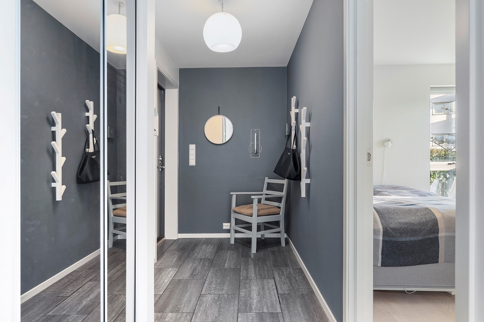 Flislagt gang med varmekabler i gulvet. Galleribilde