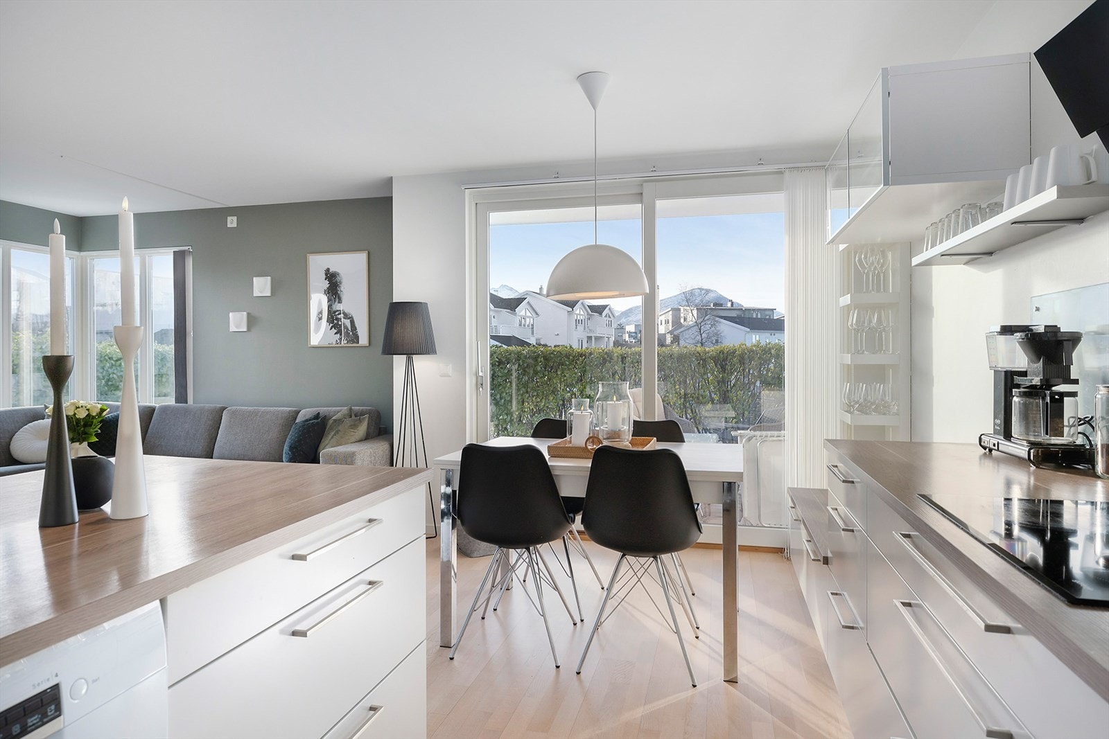 Store vindusflater sørger mye naturlig lysinnslipp. Galleribilde