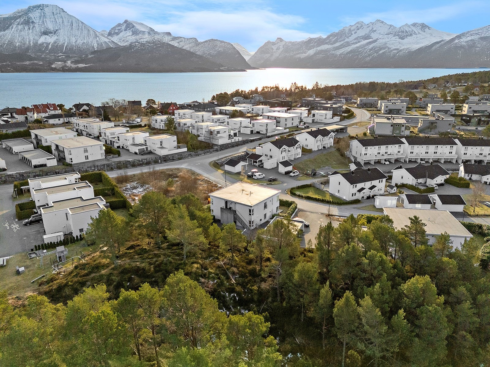 Nabolaget byr på nærhet til sjø, fjell og natur. Galleribilde