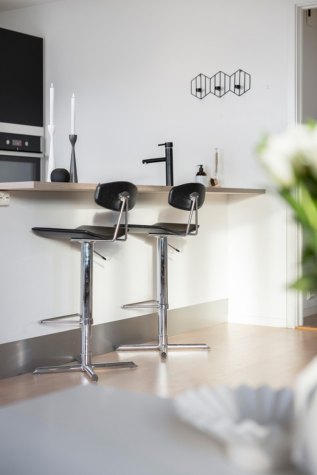 Kjøkkenøy med barløsning mot stuen. Galleribilde