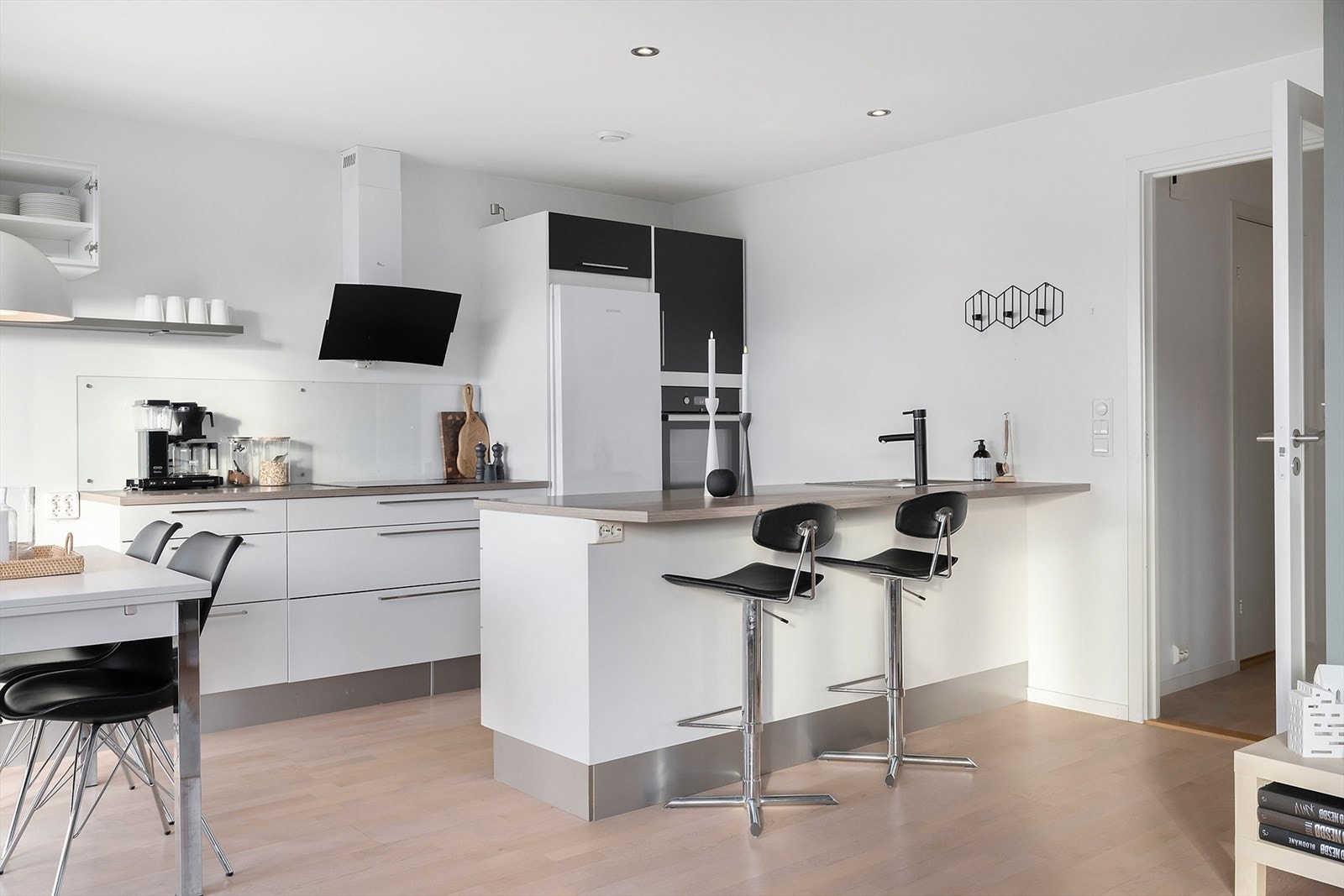 Kjøkkeninnredningen har malte fronter og laminert benkeplate. Galleribilde