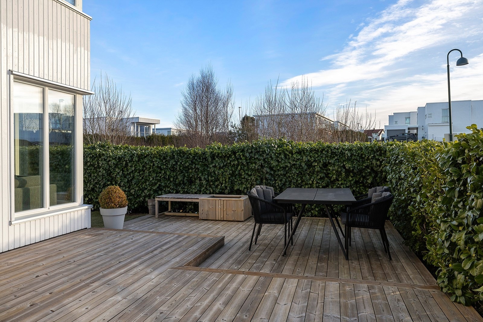 Det er svært gode solforhold, og en hekk som skjermer for vind og innsyn. Galleribilde