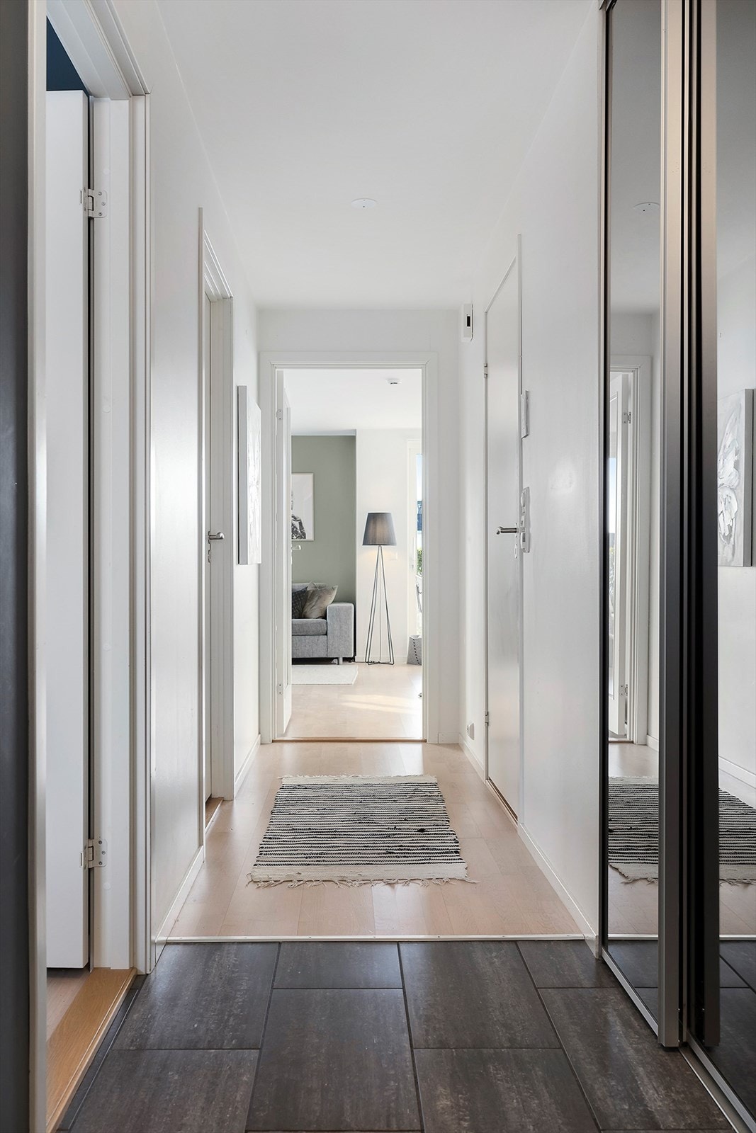 Her er det også garderobeløsning, hvor sko og yttertøy kan oppbevares. Galleribilde